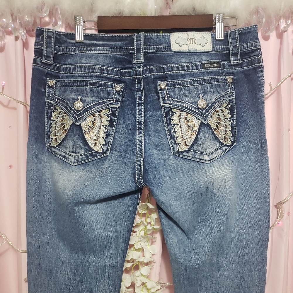 MISS ME WOMEN'S MID RISE EMBELLISHED POCKET CLOE BOOT CUT JEANS